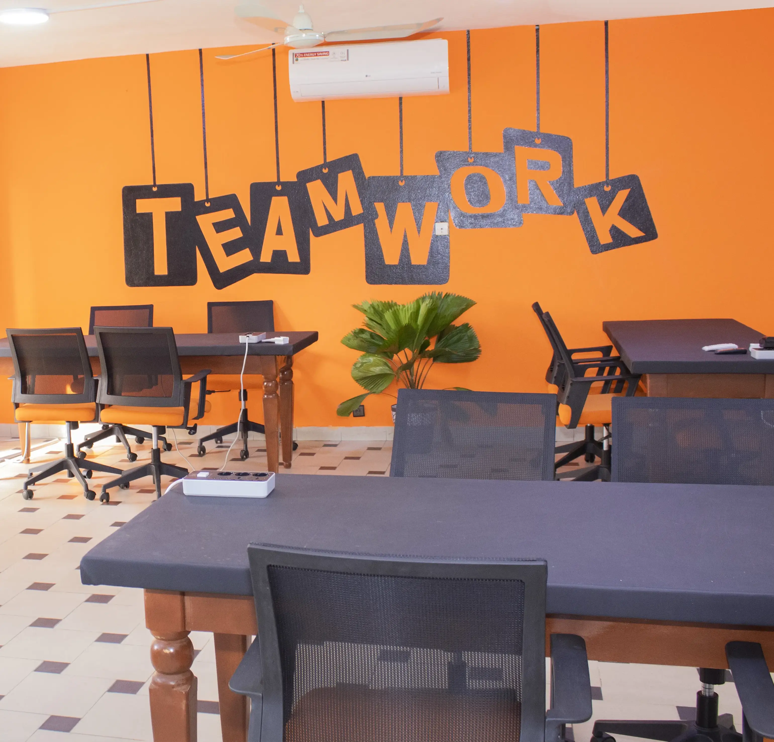 Image - Rénovation et décoration d'intérieur de Espace Konnect à Cotonou (Bénin)